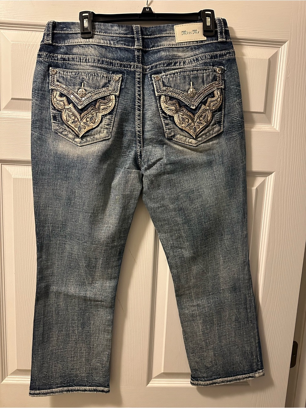 NWOT Miss Me Curvy Crop Blue Embroidered Back-Pocket Relaxed Jeans - Size 32